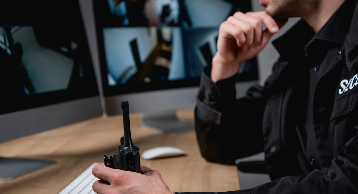 Personal de seguridad en camaras de monitoreo.