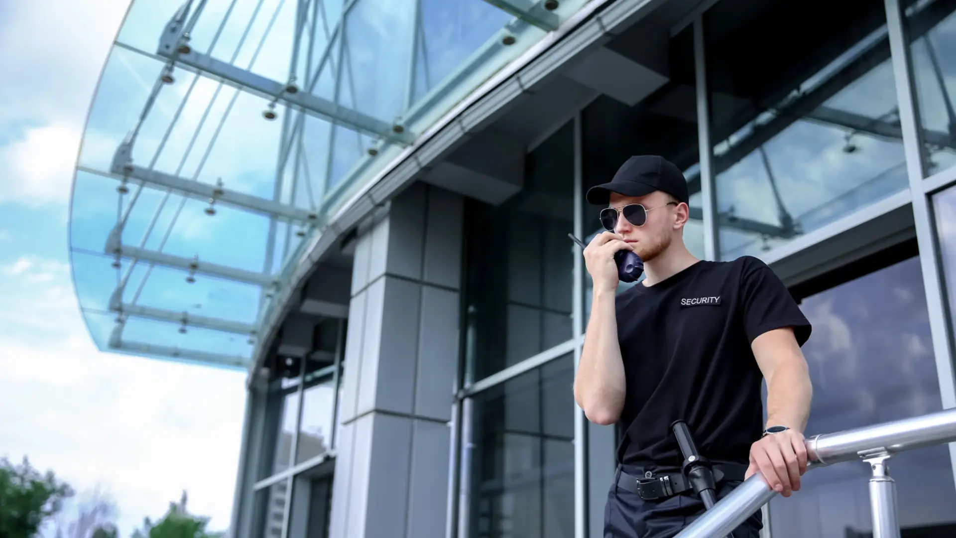 Guardia de seguridad realizando reporte por radioteléfono.